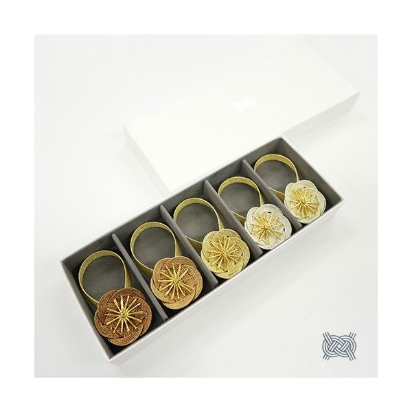 真心を結び、ご縁を結ぶ。日本の美しい習慣である水引。博多水引は、粋な博多のおもてなしも心を表現した水引細工です。水引を結ぶと浄化され、運気を呼び込むといわれています。水引を添えて幸運を食（は）む。長澤宏美氏デザインの博多水引箸置き５個セット...