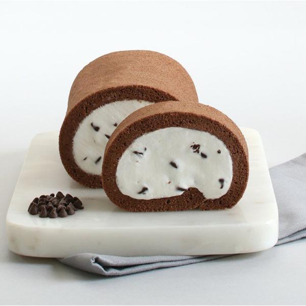 包まれたチョコチップクリームは、ミルク感たっぷりのコクのあるクリーム。だけど後味さっぱりしていて、また一口、もう一口と食べる手がとまりません。ふわっと、シュワッと、カリッと、いろんな食感が楽しめます。自分へのとっておきご褒美にもおすすめです...