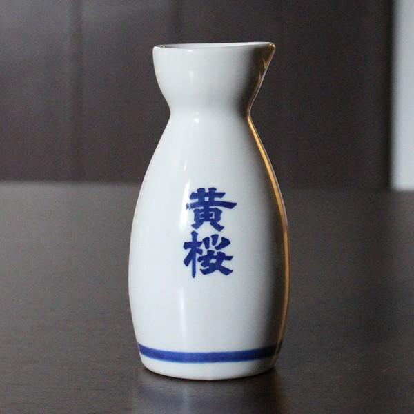 黄桜オリジナルの徳利（正一合サイズ）です。注ぐときの「とくり」という音が由来とされている徳利は、日本酒を楽しむ方には欠かせません。黄桜限定の徳利で、いつもと一味違う晩酌をお楽しみ下さい。 ■配送方法：常温便配送■サイズ：直径50mm×高さ1...