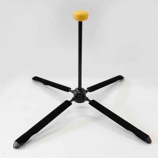 脚がたためて、フルートの足部管に収納できるので、持ち運びに便利。