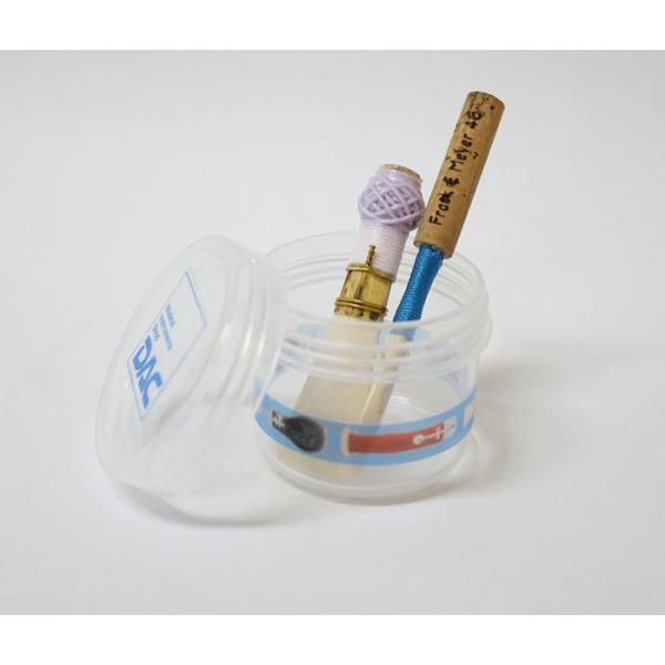 ダブルリード楽器の方には必須のアイテム、水入れ！蓋はスクリュー式、側面には、オーボエ、イングリッシュホルン、ファゴット、コントラファゴットのベルと、オーボエとファゴットのリードのイラストが描かれています♪直径 約3.5cm深さ（内寸） M：...