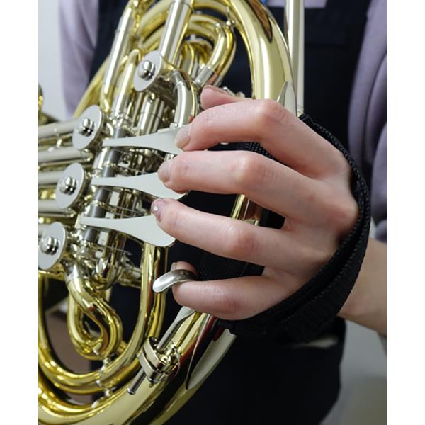 ホルン演奏時に左手小指にかかる負担を軽減するホールディングストラップが、ギャラックスから新発売!!プロテクターに抵抗がある方、革の厚みで手が届かなくなるという方、ぜひお試しください!!メーカー、機種を問わず取り付け可能です。