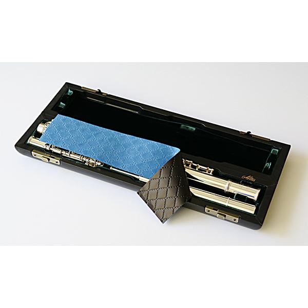 ー楽器の上にかぶせるだけー反応力のすぐれた特殊な銅の粒子が、変色の原因物質を吸着・中和してくれます。銀製の楽器は使用していると、空気中の硫黄成分と反応し硫化して変色していきます。この布は、ケース内の楽器の上にかぶせるだけで、楽器の変色をおさ...