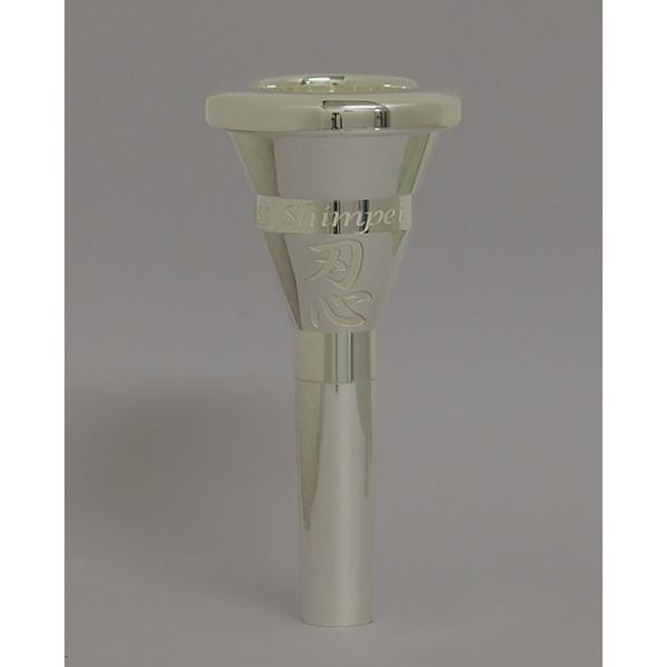 スペインのブランド「ROMERA BRASS（ロメラ・ブラス）」マウスピースのシグネチャーシリーズより、読売日本交響楽団 次田心平氏のE♭・F管用モデル「忍」SHINOBI。次田氏ご本人の選定品が入荷いたしました！箱には次田氏のサイン入りで...