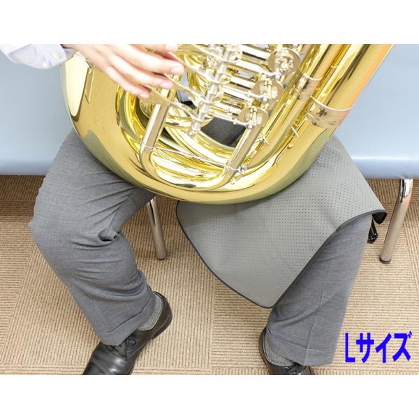 チューバを演奏する際、ひざに敷いて使用するすべりどめシートのLサイズ。医療用ベッドにも使用されている素材を使用しており、非常に薄いシートでありながら、楽器がしっかりと固定され、すべりません！従来のシートに比べ薄いのでかさばらず、安定性も高い...