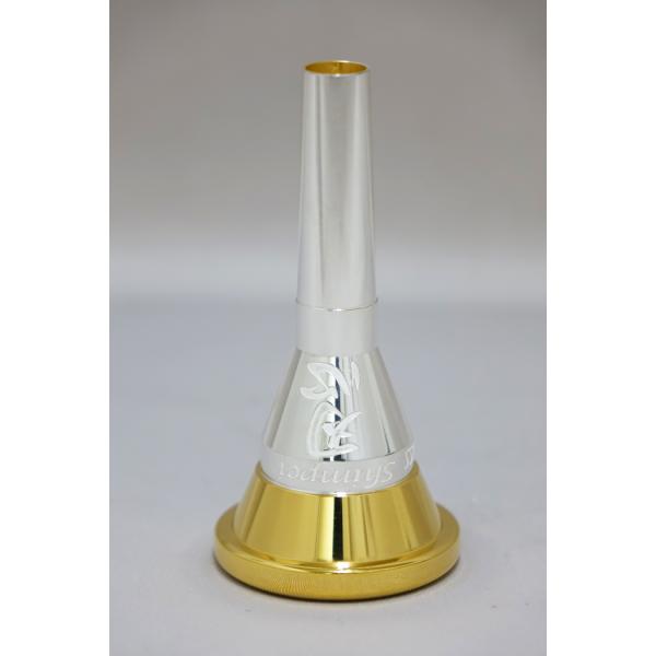 スペインのブランド「ROMERA BRASS（ロメラ・ブラス）」マウスピースのシグネチャーシリーズより、読売日本交響楽団 次田心平氏のE♭・F管用モデル「忍」SHINOBI リム金メッキ仕上げ。内径 32.20mm／スロート 7.50mm／...