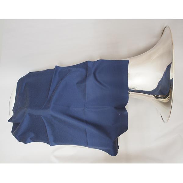 楽器ケース内に入れておくだけで銀製品(銀メッキを含む)の変色を防止し、消臭効果も得られる「Cガード」。防止効果は2〜3年間です。サイズ：70×50cm