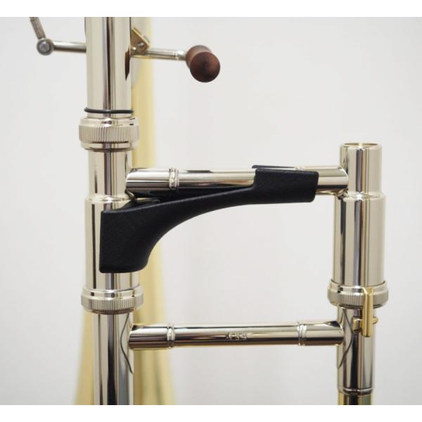 人間工学に基づき設計された、トロンボーンハンドグリップです。左手の負担となる重心を分散し、安定して持つことができます。左手が安定することにより、口元の安定や快適なスライディングへつながります。※樹脂製のため、過度な力を加えると破損する可能性...