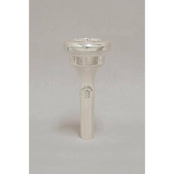 スペインのブランド「ロメラ・ブラス」マウスピースより、世界的に有名なチューバ奏者アレッサンドロ・フォッシ氏のシグネチャーモデル。見た目がとても美しく、操作性の良さと滑らかな口当たりは艶のあるサウンドを実現させます。どのモデルも音のまとまりが...