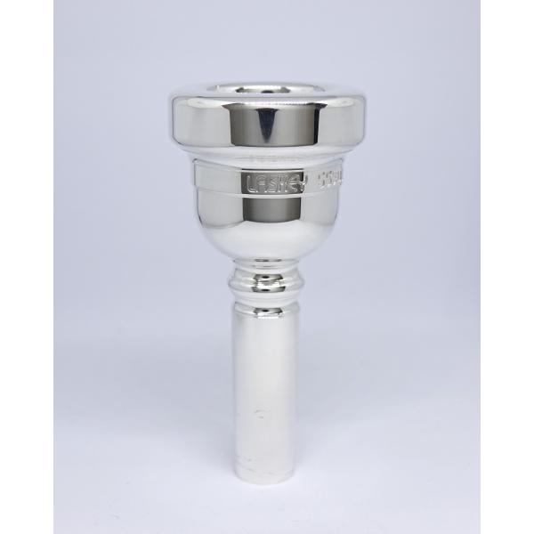 ラスキーから、ニューヨーク・フィル首席トロンボーン奏者ジョセフ・アレッシ氏のシグネチャーモデルが登場しました 。アレッシ氏本人監修のもと、彼の愛弟子であるブライアン・ウェンデル氏（クリーブランド管弦楽団首席奏者）と、カルロス・フェルナンデス...