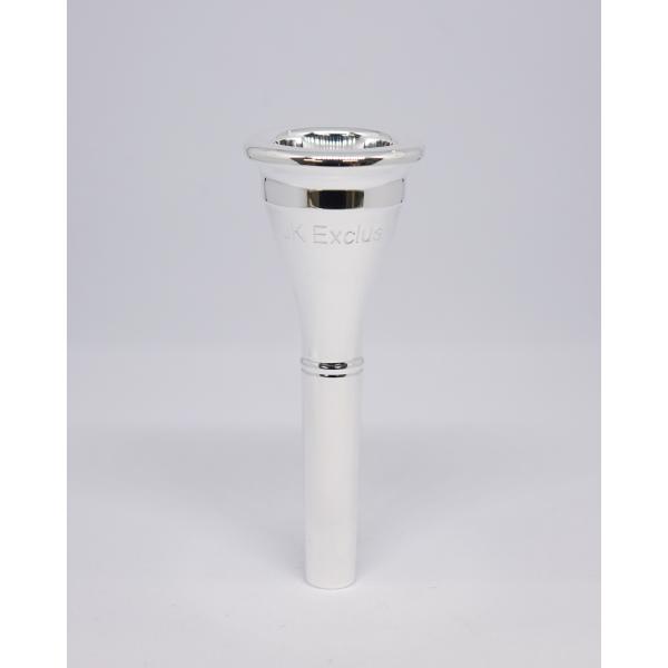 ヨーゼフ・クリアーが創始したJK（ヨット・カー／ジェイ・ケー）は、ドイツの老舗マウスピース専門メーカーです。独特なデザインとクリアーな明るい音色が人気です。Exclusiveモデルは、カップの形状やサイズなど様々なラインナップからお選びいた...