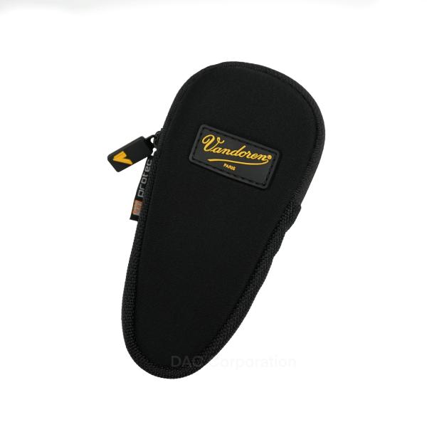 大切なマウスピースを収納できる、保護性・伸縮性に優れたネオンプレン製のマウスピースポーチです。背面にはポケットが付いており、スリーブに入ったリードなども収納可能です。