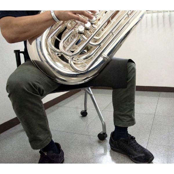 高級スポンジゴムの表面に施されたデザイン加工によりグリップ力に優れたすべり止めシート。やわらかい素材で手になじみやすく、強力なグリップ力で演奏中に楽器が滑るのを防ぎます。テューバ演奏に最適なサイズとなっています。また、小型楽器の平置き用にも...