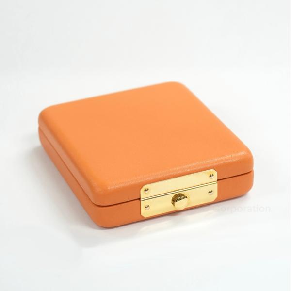 大人気のリークラー軽量本革製コントラファゴットリードケース！！ダブルリード奏者でもある職人がひとつひとつ手作業で制作しています。開閉は、金具を横に引くだけのワンタッチ。表面には良質の牛革を使用しており、高級感があります。【収納可能本数】コン...