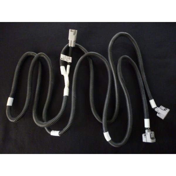 「新品商品」小糸製◆小糸ＬＥＤテールランプ用バックランプ分岐ハーネス長尺タイプいすづ・ＵＤトラックスで車体側バックランプ１個付車用ハーネスバックランプ分岐（１本→２本）品番：ＬＥＤＲＣＬ−ＩＵＢＨＬ入り数：１個長さ：２５００ｍｍ※適合車種に...