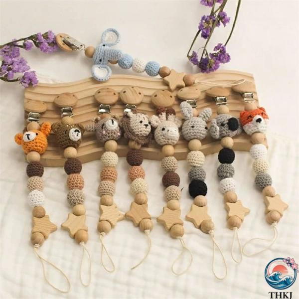穏やかな色合いとシンプルなデザイン、木製と針編みの可愛い動物やビーズが組み合わせ出来上げたおしゃぶりホルダー。 無塗装の天然の欅の木＋柔らかいコットン。クリップ：安全無臭プラスチック+ステンレス。星や玉は角を丸く仕上げる加工して、安心してお...
