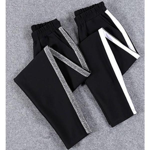 商品説明シンプルで白のサイドラインが入ったジャージパンツ。 ウエストゴムなので、程よいルーズ感が快適。