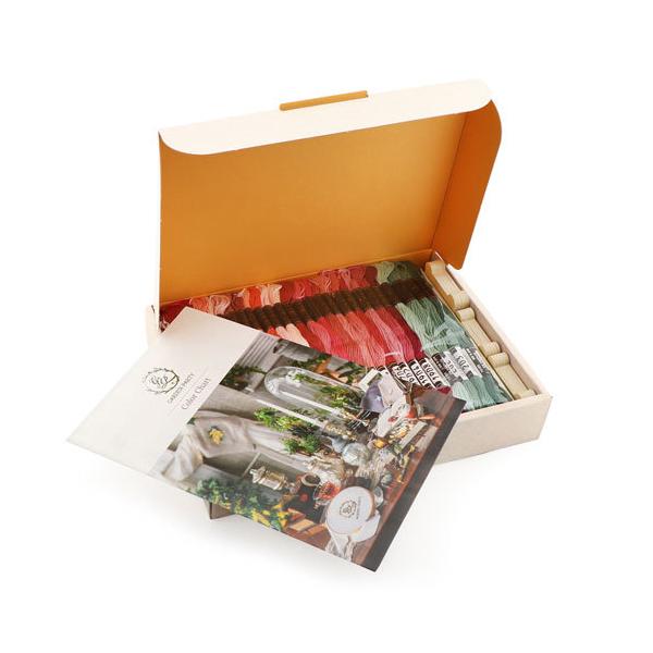 ●内容：25番刺しゅう糸100綛（1かせあたり約8m）、スプール50枚、カラーチャート1部ガーデンからインスピレーションを受けセレクトされた25番刺しゅう糸のカラーアソートセットです。※こちらの商品は刺しゅう糸のみのセットです。作品に使用す...