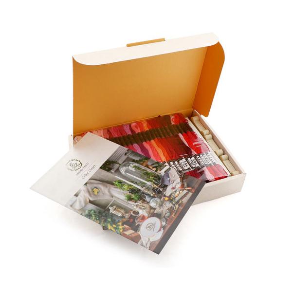 ●内容：25番刺しゅう糸100綛（1かせあたり約8m）、スプール50枚、カラーチャート1部ガーデンからインスピレーションを受けセレクトされた25番刺しゅう糸のカラーアソートセットです。※こちらの商品は刺しゅう糸のみのセットです。作品に使用す...