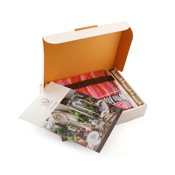 ●内容：25番刺しゅう糸100綛（1かせあたり約8m）、スプール50枚、カラーチャート1部ガーデンからインスピレーションを受けセレクトされた25番刺しゅう糸のカラーアソートセットです。※こちらの商品は刺しゅう糸のみのセットです。作品に使用す...