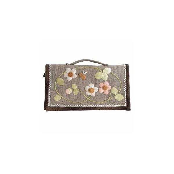 オリムパス　キルトキット　貴重品ケース　白とピンクのお花のリース