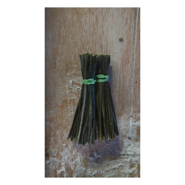 昆布の名産地 北海道函館産の身のやわらかな若い真昆布のみを使用。本品は昆布のうま味、ミネラルが多いとされる希少な根本の部分だけを15cm前後にカットし詰め込みました。完全無添加／産地直送／原料希少／香りと旨味が違います。短めカットなので1〜...