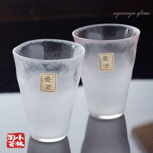 ビールグラスの定番であるジョッキとは一線を画した昔ながらのビールグラスの定型のグラスで　上品な脚の作りなどレトロな雰囲気も楽しめる一品となっています。泡立ちを良くするサンド加工が施されており　泡立ちよくさらに泡のきめが細かくなり美味しくお召...