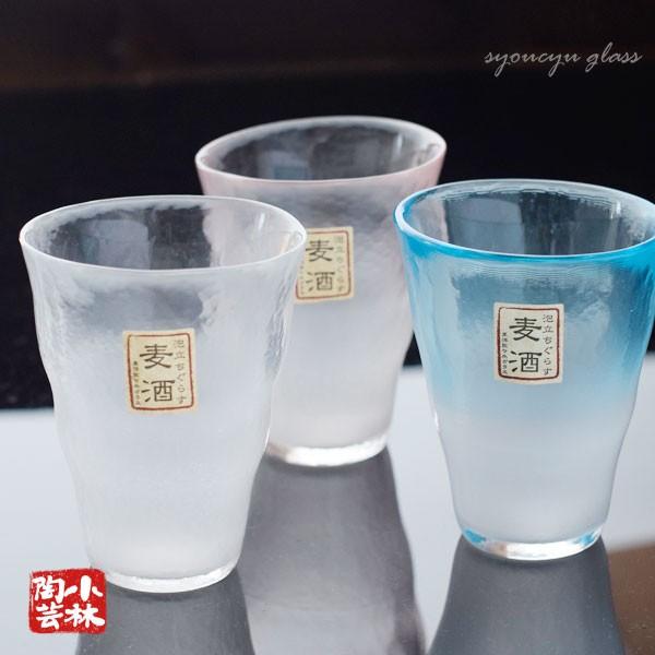 ビールグラスの定番であるジョッキとは一線を画した昔ながらのビールグラスの定型のグラスで　上品な脚の作りなどレトロな雰囲気も楽しめる一品となっています。泡立ちを良くするサンド加工が施されており　泡立ちよくさらに泡のきめが細かくなり美味しくお召...