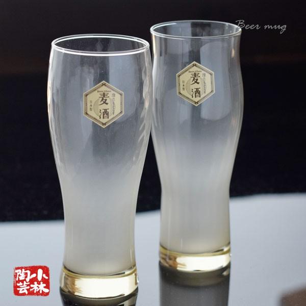 琥珀色の柔らかい雰囲気とレトロな風合いのビアグラスです。ビールグラスの定番であるジョッキとは一線を画した昔ながらのビールグラスの定型のグラスで　上品な脚の作りなどレトロな雰囲気も楽しめる一品となっています。泡立ちを良くするサンド加工が施され...