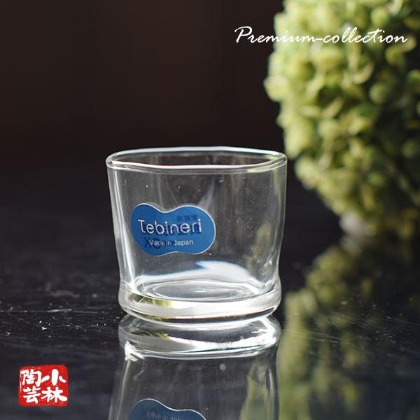 手造りのような風合いで緩やかにひねった形状のグラス器です。水の流れるような柔らかな質感をガラスで表現しました。厚みは薄く作られており　個体によってひねり具合の形状に違いがあります。【　サイズ　】　直径：6.6×高さ：5.4cm【　材質　】　...