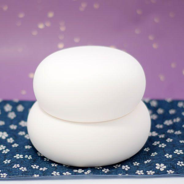 正月飾りに陶器製の鏡餅。【　サイズ　】　上：15.0×高さ：6.8cm　下：16.8×高さ：7.7cm【　材質　】　陶器【　質感　】　さらさらとした手触り。素焼きの陶器なので取り扱いに注意してください。汚れたもので触ると汚れが付着します。正...