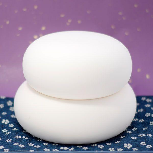 正月飾りに陶器製の鏡餅。【　サイズ　】　上：18.5×高さ：8.5cm　下：22.0×高さ：8.5cm【　材質　】　陶器【　質感　】　さらさらとした手触り。素焼きの陶器なので取り扱いに注意してください。汚れたもので触ると汚れが付着します。正...