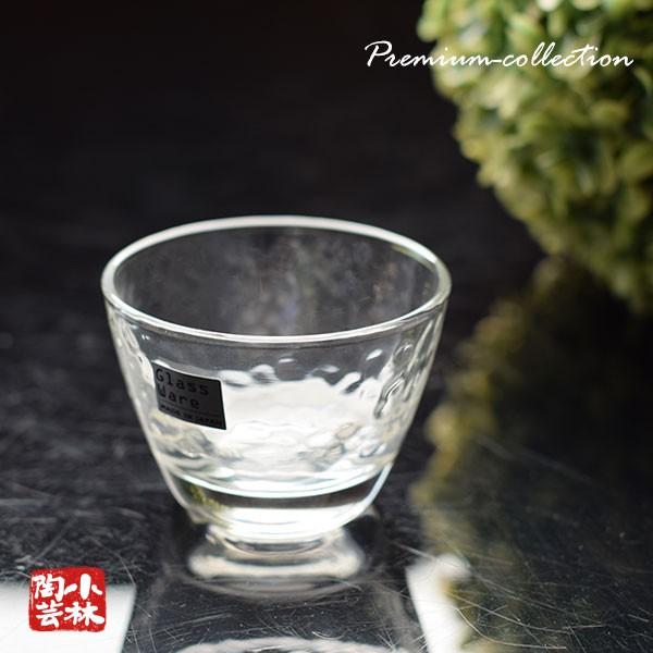 日本酒用の盃。冷酒をより食感よく味わえる盃です。ガラス製なので　口当たり部分が薄く冷たく口当たりよくお使いになれます。【　サイズ　】　直径：6.9×高さ：5.0cm【　材質　】　ソーダガラス【　容量　】　90ml【　質感　】　普通の生地  ...