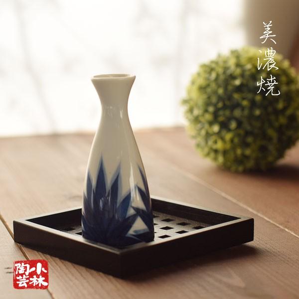 美濃焼の徳利です。白磁の生地に濃紺のデザインが美しい徳利です。【　サイズ　】 直径：6.0×高さ：13.5cm【　材質　】 陶磁器【　重さ　】　110ml【　質感　】　滑らかな生地      　※日本製（美濃焼）     注意事項こちらの商...