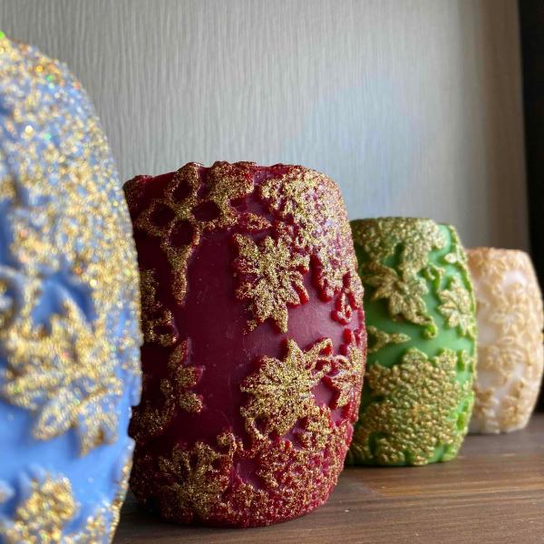 キャンドルの表面にはスノーフレーク(雪の結晶)と花柄がデザインされています。デザインや色合いもゴージャスなので贈り物にも最適です。お部屋のインテリアにもおすすめです。また、芯周りがへこんでいるので、つけ始めからキャンドルの素敵な姿を見ていた...