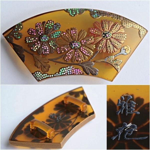 本鼈甲 べっ甲 雅抱 造 金蒔絵青貝象嵌菊花文 扇型 帯留 幅約6.1×2.8cm