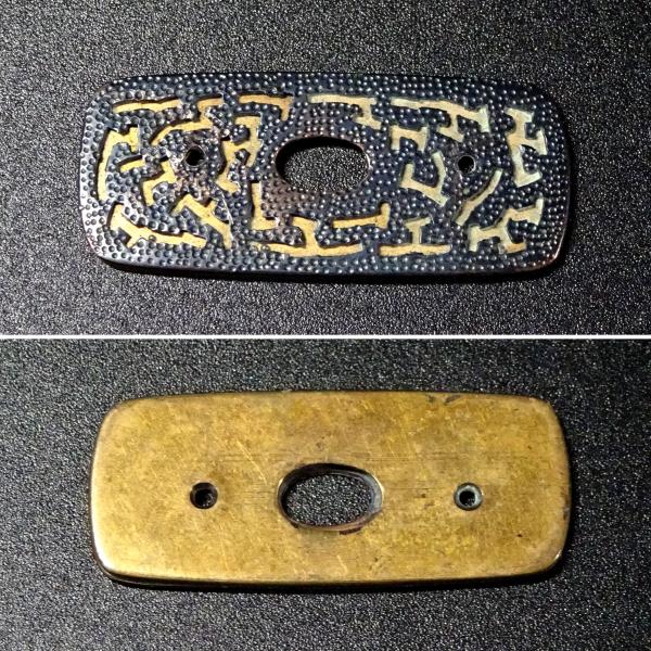 虫食い図 かます金具 座金 煙草入れ金具 赤銅魚子地 透かし細工 銅地金色絵金具　　　　赤銅魚子地に透かし細工細工を施した金具と、銅地金色絵金具を貼り合わせた美しい金具です。　　　　　繊細な彫金細工が施された、作良し、図柄良しの秀逸金具です...