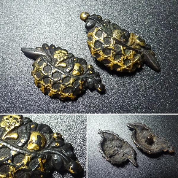 『花籠図目貫』 無銘 金具師系 赤銅地 容彫 金銀色絵 　　　　おそらく、京か美濃の金具師の系統の作品だと思います。　　　　　作良し、図柄良しの秀逸刀装具です。　　　　　　【状態】僅かなスレは見られますが、特筆する傷みもなく総じて非常に良好...