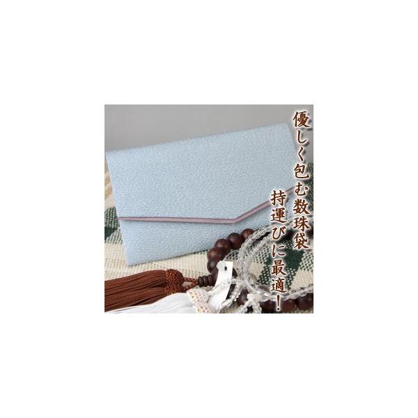優しい手触り感がある、高級ちりめん仕立てのおしゃれなお数珠入れです。ちりめんの風合いを生かし、硬い芯を入れたハードタイプですので、しっかりとお数珠をおしまい頂けます。手に馴染み、扱いやすく仕上がっています。あっさりとしたシンプルなデザインが...