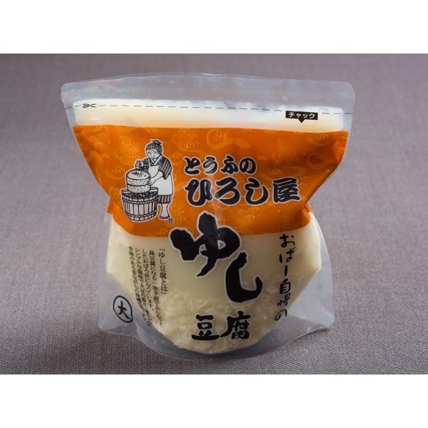 商品名：ゆし豆腐真空（大）内容量：1kg内容：大豆（カナダまたはアメリカ産）（遺伝子組み換えでない）、塩、凝固剤（粗製海水塩化マグネシウム「にがり」）賞味期限：１４日特徴：沖縄の定番ゆし豆腐。鍋にゆし豆腐を移し入れ温め、器に入れお好みで塩、...