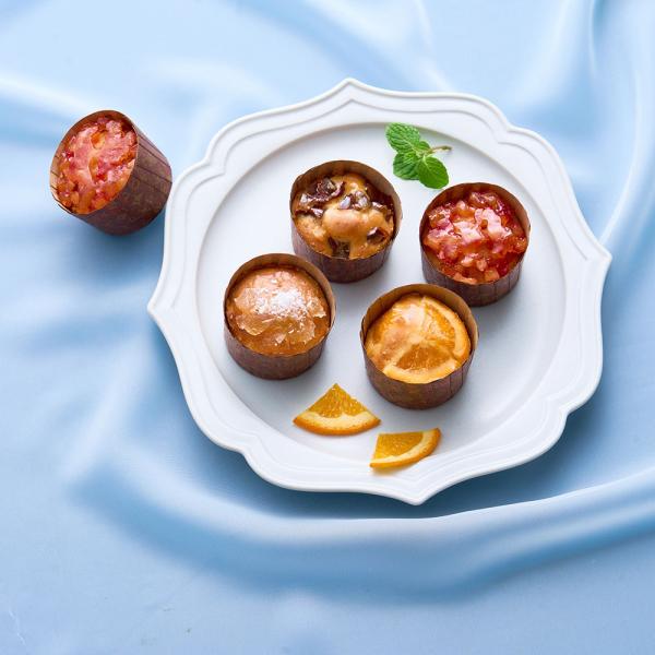 [Release date: March 28, 2025]艶っと光るシロップ漬けの果実や、セミドライの果実がジュエリーのようなカップケーキです。空気をたっぷり含ませて焼きあげた、果実入りのなめらかな生地に煌めく果実たちをトッピングして、果...