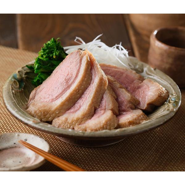 [Release date: March 28, 2025]チェリバリー種の合鴨ロース肉を、オリジナルの薄味だしと合わせ軽く煮込みました。お肉の風味や食感を大切にし、限りなくレアな状態に仕上げた鴨煮です。解凍してお好みの厚さにスライスし、そ...