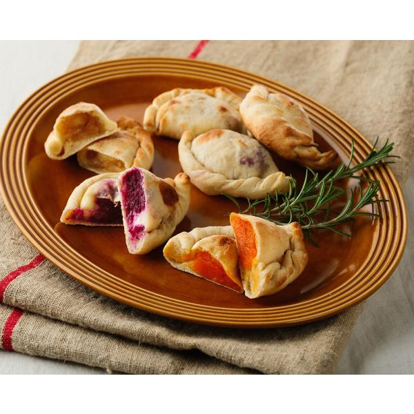 [Release date: March 28, 2025]徳島を代表する鳴門金時をはじめ、色鮮やかな紫芋や濃厚な味わいの人参などの素材の持ち味を活かし、やさしい甘さのチーズクリームを加えて手包みで仕上げたカルツォーネピザ。３００℃で一気に...