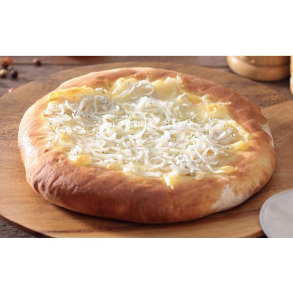 [Release date: March 28, 2025]モチモチの生地に静岡の特産品である「しらす」と「桜えび」をのせました。素材とチーズだけのシンプルなピザなので、素材の風味がしっかり。お好みでオリーブオイルをかけるとさらに美味しくお...