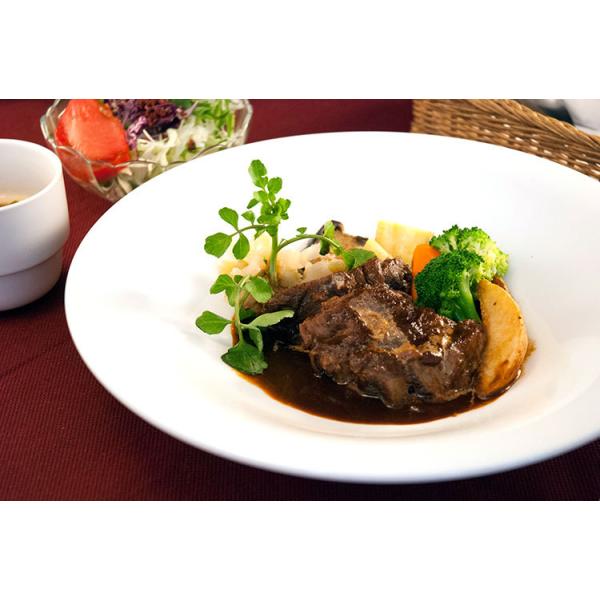 大正12年創業の神戸で生まれた洋食店「伊藤グリル」の味を受け継ぐ姉妹店であり、カジュアルに本格的な洋食が楽しめる「アシエット」。食べ応え十分の肉と濃厚でコクのあるソースがからむビーフシチュー。やわらかく煮込んだ肉は口のなかでホロホロとほぐれ...