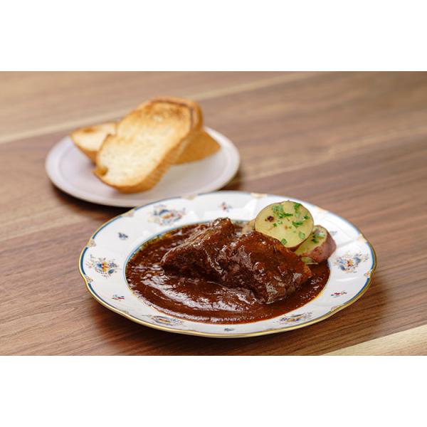 歴史ある「伊藤グリル」のビーフシチューは、初代・寛からの伝統の一品です。ポイントは、煮込み時間とソースの濃度。初代から継承された伝統の味に、フランス料理をベースに持つ四代目・享治が独自のアレンジを加え、さらに自信を持っておすすめできる一品に...