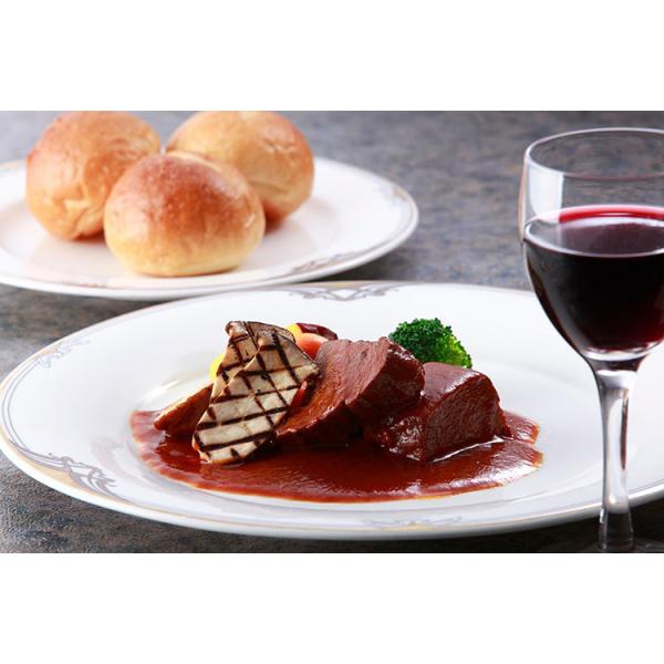 神戸牛をデミグラスソースでじっくり煮込んだビーフシチュー。ほろほろととろけるようなやわらかさに仕上げています。ホテルオークラの一品をご家庭でお楽しみください。■内容量：170g×3食■賞味期限：冷凍30日（期限まで1/3以上残った商品をお送...