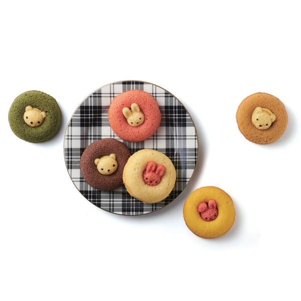 真ん中から動物たちがひょっこり顔を出した焼きドーナツ。その愛嬌のある見た目は、食べるのがもったいなくなるほど。かわいいボックスがギフトにもぴったりです。■内容量：うさぎイチゴ・うさぎプレーン・くまチョコ・くまキャラメル×各2個、うさぎバナナ...