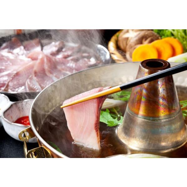 九州近海で漁獲された「天然のぶり」を新鮮なまましゃぶしゃぶ用切身にスライス加工しました。寒い冬に脂がのり、旨みものってくる「寒ぶり」を存分に味わっていただけます。すっきりとした身と脂ののり、１本釣りならではの鮮度の良さが特徴です。■内容量：...