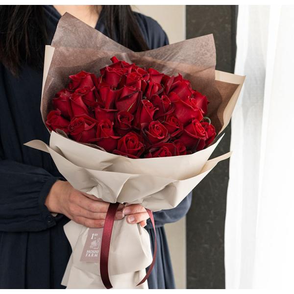 深紅の花色と華麗な花形がエレガントで美しい赤色のバラを花束にしました。新鮮なお花を葉っぱや茎を見せる華やかなラッピングに仕上げ、農園から直送でお届けします。■内容量：バラ（サムライ）×40本、栄養剤10ml（50倍希釈タイプ）、お手入れのし...